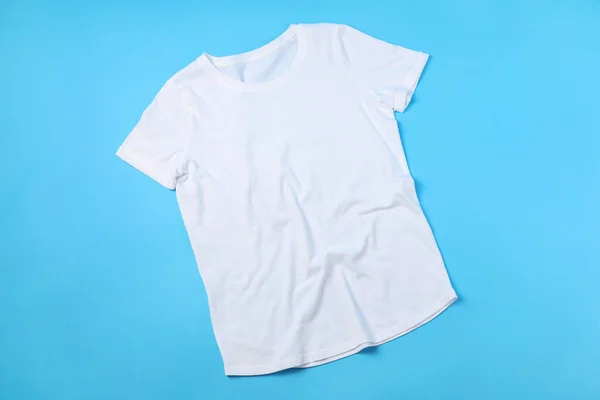 空白白色T恤 带有蓝色底色印刷空间 — 图库照片