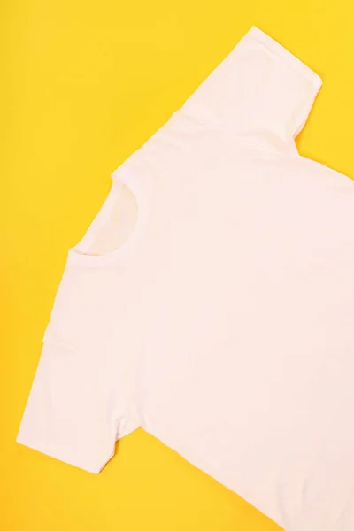 Camiseta Blanca Con Espacio Para Imprimir Sobre Fondo Amarillo —  Fotos de Stock