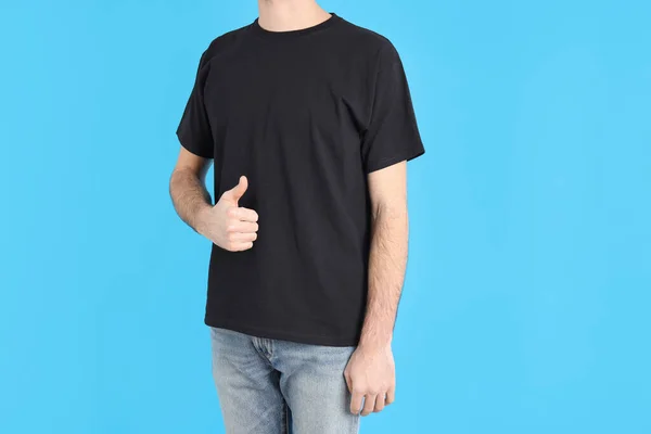 Man Wit Zwart Shirt Blauwe Achtergrond — Stockfoto