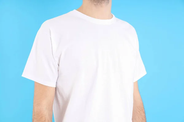 Man Blank White Shirt Blue Background — Stock Photo, Image