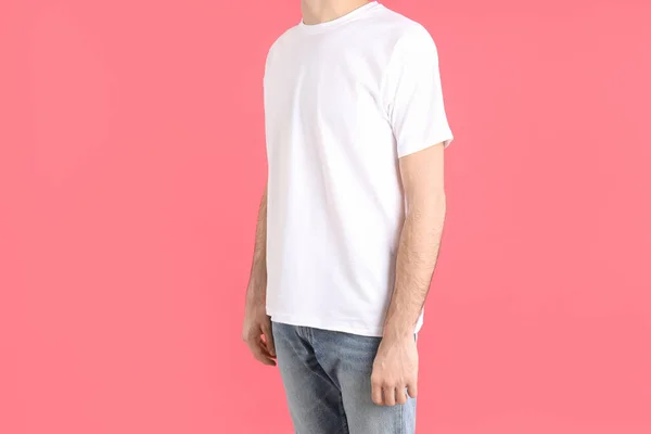 Hombre Blanco Camiseta Blanca Sobre Fondo Rosa —  Fotos de Stock