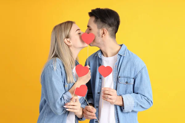 Linda Pareja Con Corazones Sobre Fondo Amarillo —  Fotos de Stock