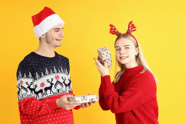 Nettes Paar Weihnachtskleidung Auf Gelbem Hintergrund — Stockfoto