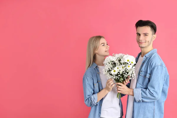 Casal Bonito Com Buquê Fundo Rosa — Fotografia de Stock