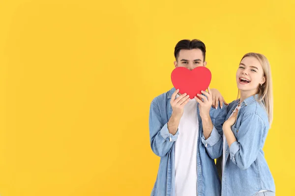 Nettes Paar Mit Herz Auf Gelbem Hintergrund — Stockfoto