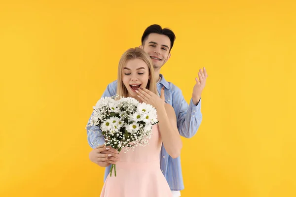 Couple Mignon Avec Bouquet Sur Fond Jaune — Photo