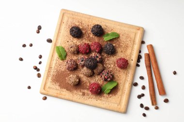 Beyaz arka planda çikolatalı şeker kavramı