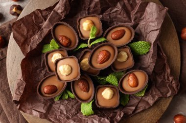 Lezzetli çikolata şekerlemeleri tabakta, üst manzara