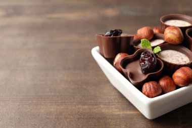 Tahta arka planda çikolatalı şeker kavramı