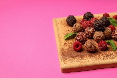 Pembe arka planda çikolatalı şeker kavramı