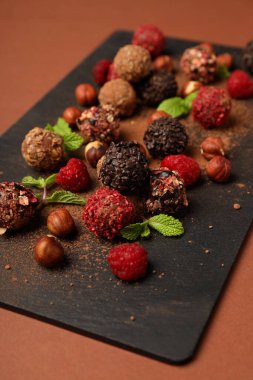 Kahverengi arka planda çikolatalı şeker kavramı