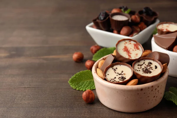 Tahta arka planda çikolatalı şeker kavramı