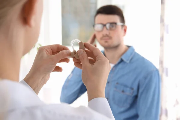 Concepto Atención Médica Con Audífono Enfoque Selectivo —  Fotos de Stock