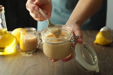 Tahini soslu, ahşap masada lezzetli yemekler pişirme kavramı