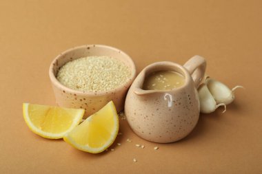 Bej arka planda tahini soslu lezzetli yemek kavramı