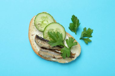 Lezzetli sandviç ve mavi arka plan.