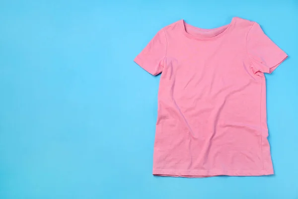 空白粉色T恤 带有蓝色底色印刷空间 — 图库照片
