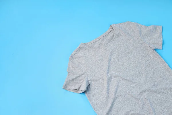 Shirt Cinza Branco Com Espaço Para Impressão Fundo Azul — Fotografia de Stock