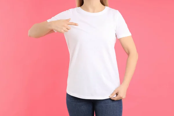 Mulher Branco Shirt Branca Sobre Fundo Rosa — Fotografia de Stock