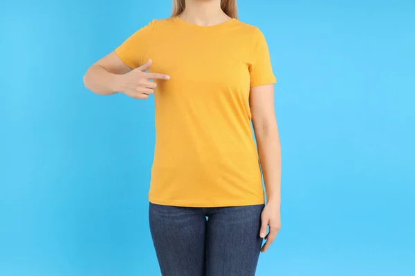 Donna Bianco Arancione Shirt Sfondo Blu — Foto Stock