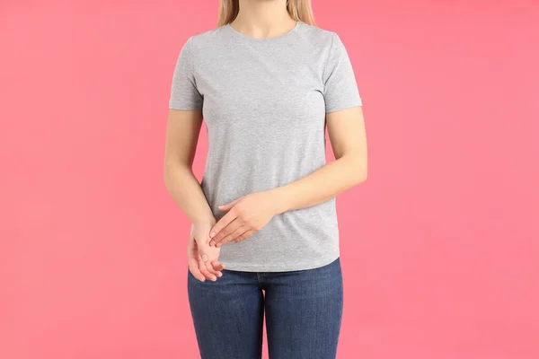 Kvinna Blank Grå Shirt Rosa Bakgrund — Stockfoto