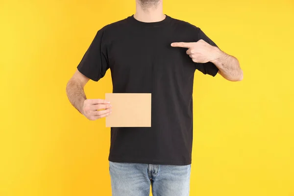 Hombre Blanco Camiseta Negra Sobre Fondo Amarillo —  Fotos de Stock