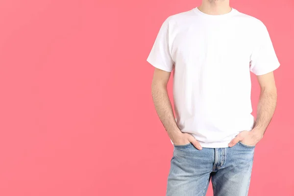 Hombre Blanco Camiseta Blanca Sobre Fondo Rosa — Foto de Stock