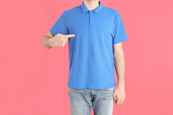 Man Blank Blå Polo Rosa Bakgrund — Stockfoto