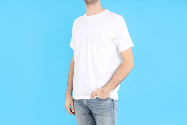 Hombre Blanco Camiseta Blanca Sobre Fondo Azul — Foto de Stock