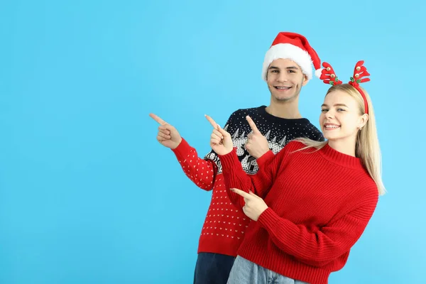 Nettes Paar Weihnachtskleidung Auf Blauem Hintergrund — Stockfoto