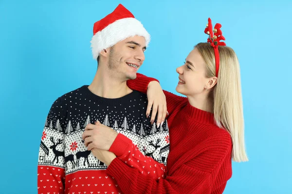 Söta Par Julkläder Blå Bakgrund — Stockfoto