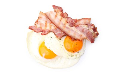 sahanda yumurta ve domuz pastırması beyaz zemin üzerine izole