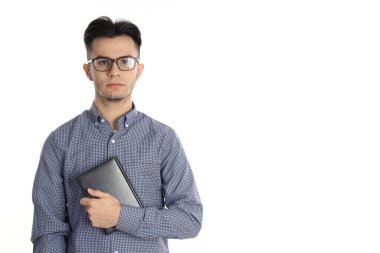 Beyaz arka planda izole edilmiş gömlekli çekici bir adam.