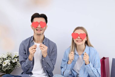 Tatlı ve mutlu bir çift arka planda oturuyor.