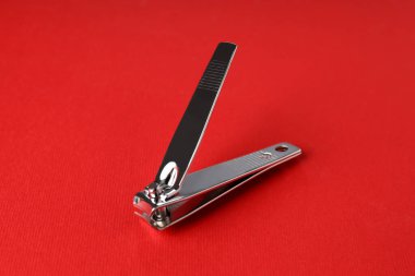 Kırmızı arka planda tırnak makasları, kapat