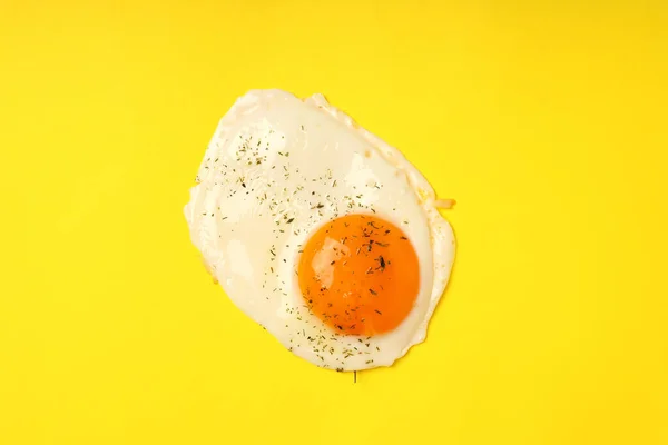Huevo Frito Con Especias Sobre Fondo Amarillo Vista Superior —  Fotos de Stock