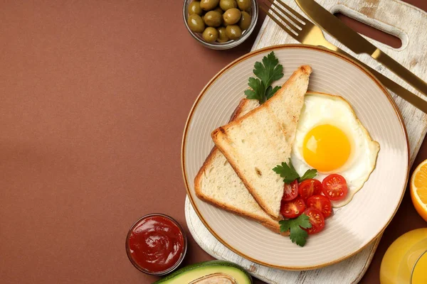 Kahverengi Arka Planda Lezzetli Kahvaltı Kavramı — Stok fotoğraf
