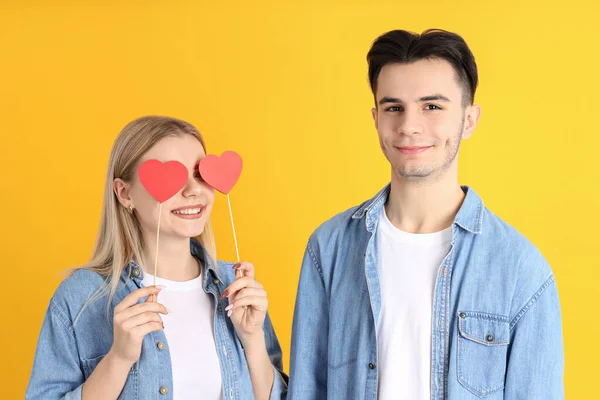 Bonito Casal Com Corações Fundo Amarelo — Fotografia de Stock