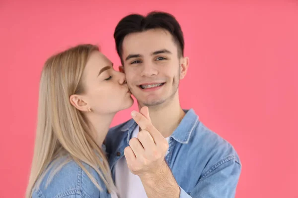 Casal Bonito Com Coração Dedo Fundo Rosa — Fotografia de Stock