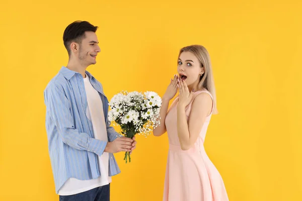 Cara Buquê Para Uma Garota Fundo Amarelo — Fotografia de Stock