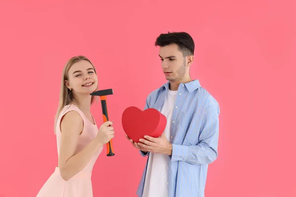 Concepto Corazón Roto Con Pareja Sobre Fondo Rosa —  Fotos de Stock