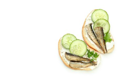 Beyaz arka planda izole edilmiş lahanalı sandviçler.