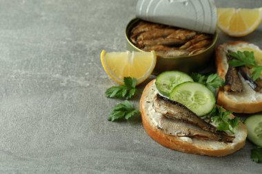 Gri desenli arka planda lahanalı sandviçli lezzetli atıştırmalık kavramı