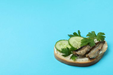 Lezzetli sandviç ve mavi arka plan.