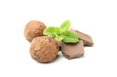 Beyaz arka planda izole edilmiş trüf mantarlı tatlılar kavramı