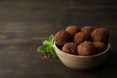 Koyu ahşap arka planda yer mantarlı şekerleme kavramı