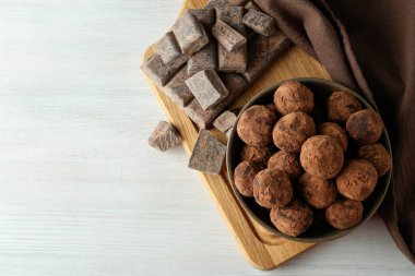 Beyaz ahşap arka planda yer mantarlı şekerleme kavramı