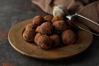 Koyu dokulu arka planda yer mantarlı şekerleme kavramı