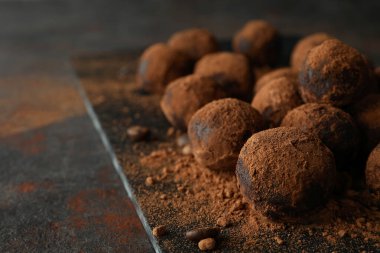 Koyu dokulu arka planda yer mantarlı şekerleme kavramı