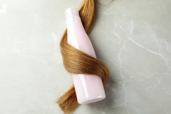Une Mèche Cheveux Féminins Avec Bouteille Shampooing — Photo